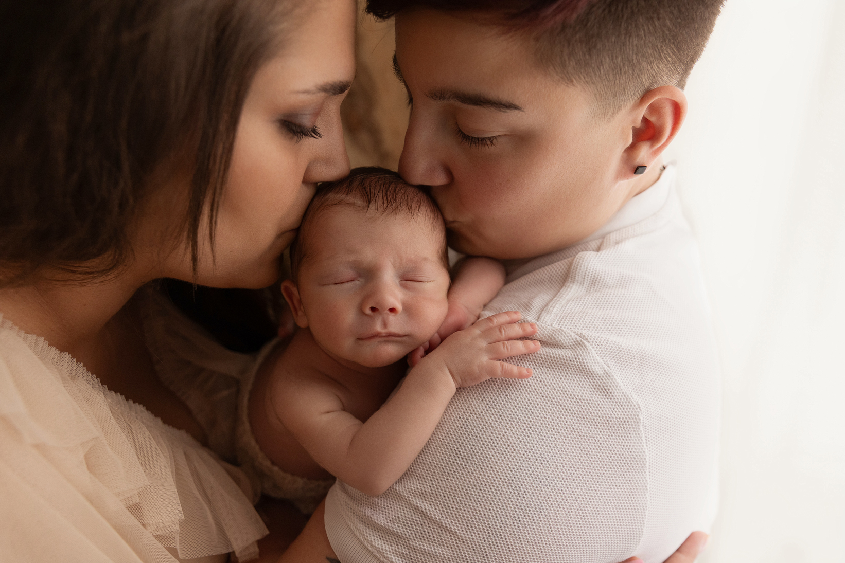 Nouveau né et ses mamans en séance photo naissance à Orléans