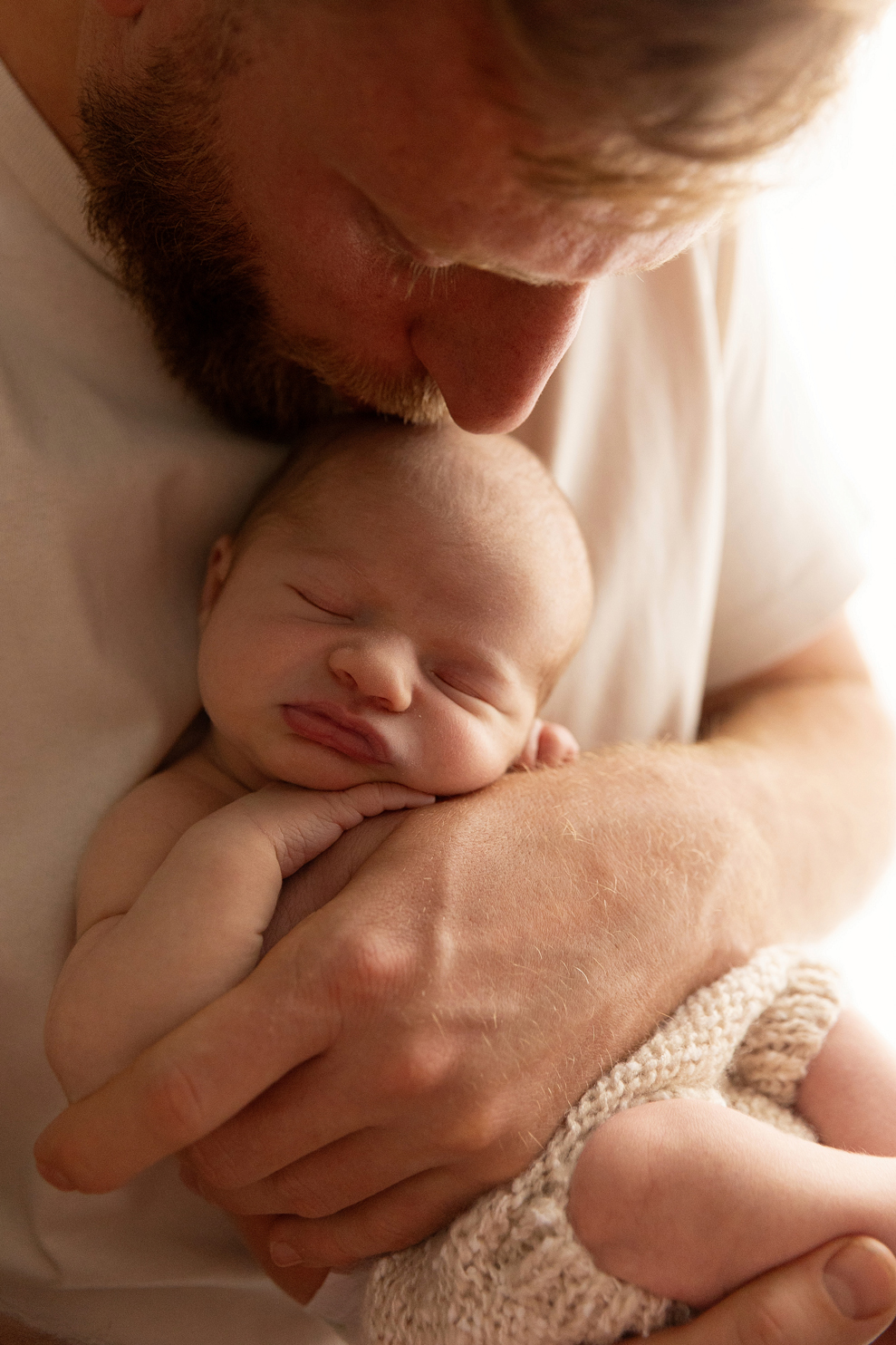 Papa et son bébé - photographe de naissance bohème
