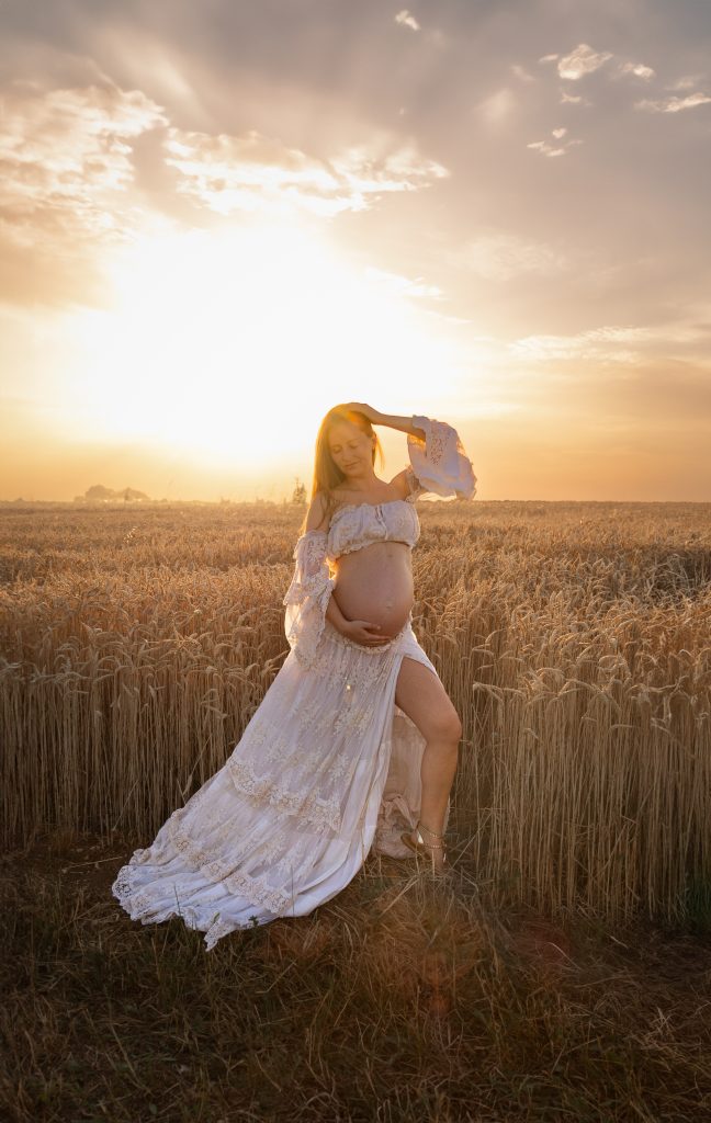 séance photo de femme enceinte dans les champs de blé du Loiret