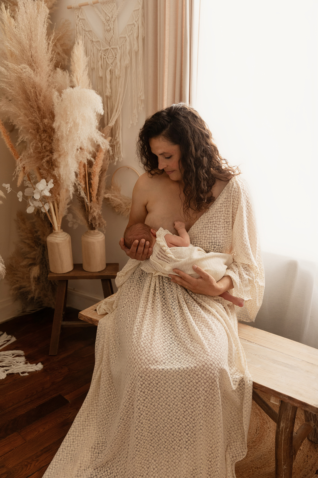 Allaitement d'un nouveau né - séance photo de naissance Orléans